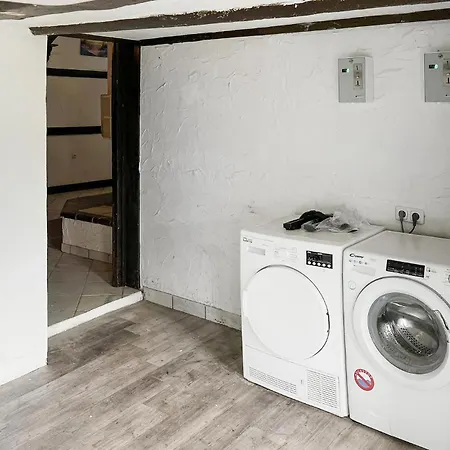 3 Bedroom Amazing In Apartment *